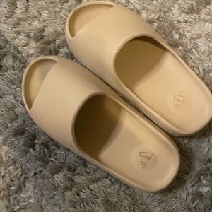 Yeezy slides (desert sand) , no box included :(